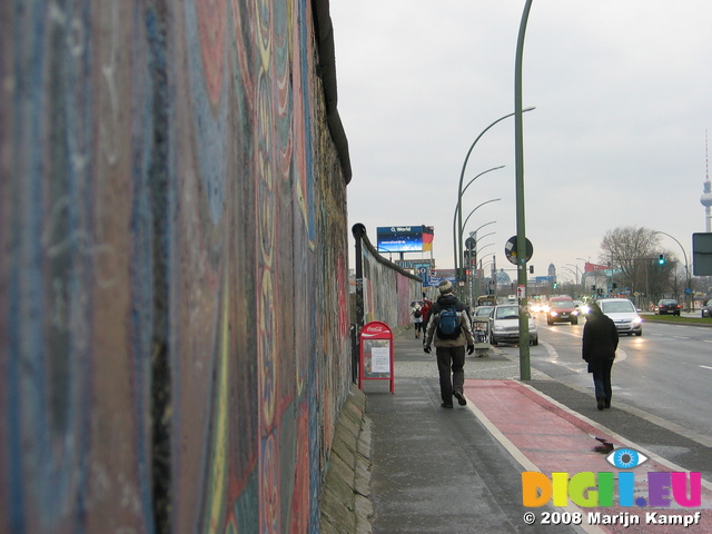 25243 Brad walking by Berlin wall